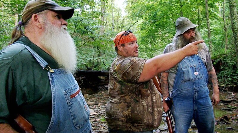 L-R: Jeff Headlee, Buck und Huckleberry. – Bild: Warner Bros. Discovery