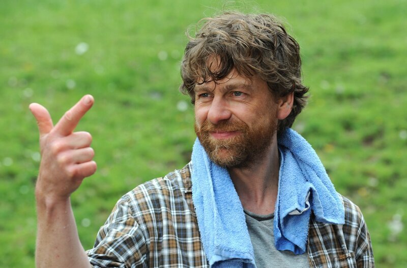 Bartl (Andreas Nickl) geht auf Yvis Scherze nicht ein. – Bild: BR/​Marco Orlando Pichler