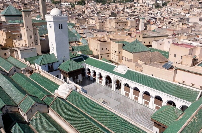 Auch in der al-Qarawiyyin-Bibliothek von Fès entdecken französische Forscher ein faszinierendes Kapitel der Wissenschaftsgeschichte neu: die arabische Medizin des Mittelalters. – Bild: Tournez S’il Vous Plaît Production
