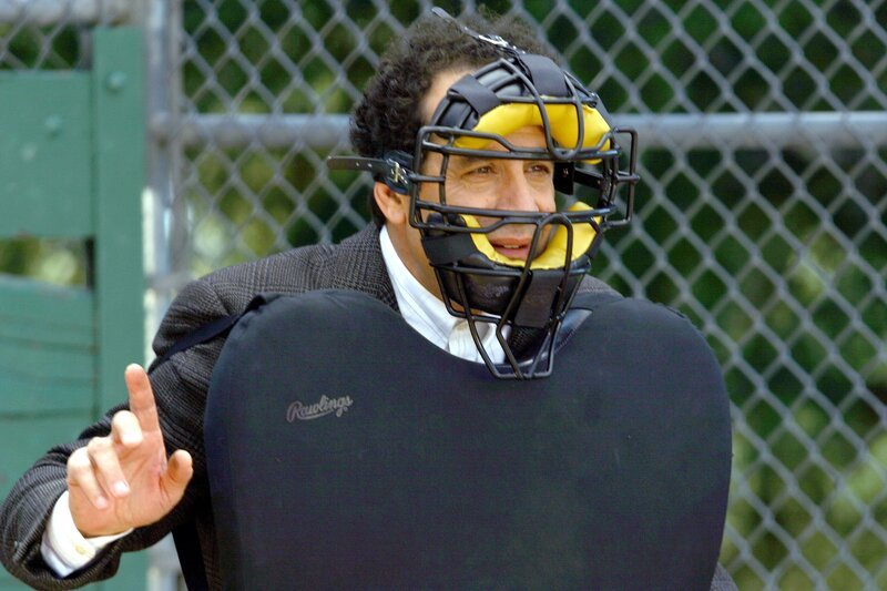 Seit Sharonas Sohn Benji Baseball spielt ist Mr. Monk (Tony Shalhoub) gezwungen sich mit diesem Sport auseinanderzusetzen. – Bild: ORF/​Universal/​Doug Hyun