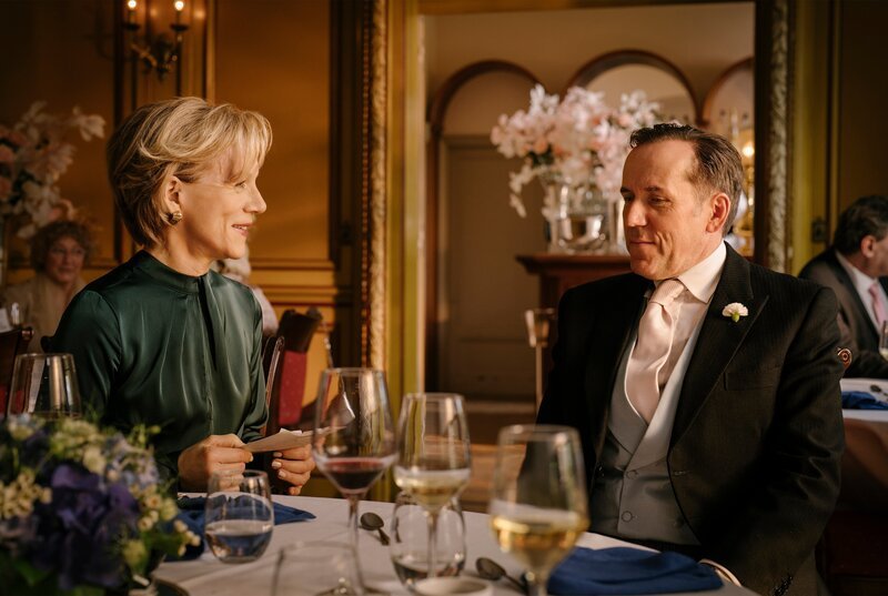 Professor Jasper Tempest (Ben Miller, r.) und Dr. Helena Goldberg (Juliet Stevenson, l.). – Bild: WDR/​Toon Aerts