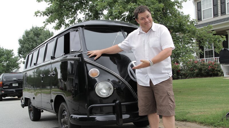 Mike Brewer with a VW Splitty. – Bild: Discovery Communications/​Attaboy