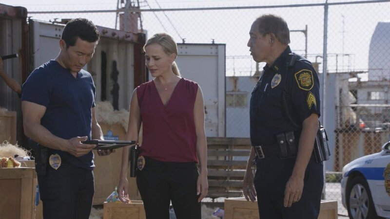 Müssen eine Reihe blutiger Morde an chinesischen Waffenhändlern aufklären: Chin (Daniel Dae Kim, l.), Inspector Abby Dunn (Julie Benz, M.) und Duke Lukela (Dennis Chun, r.) … – Bild: 2015 CBS Broadcasting, Inc. All Rights Reserved Lizenzbild frei