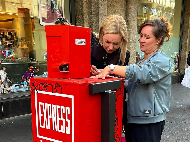 Kandidatin Margo (r.) und ihre Shoppingbegleitung Isabel Edvardsson. – Bild: RTL /​ Constantin Ent.