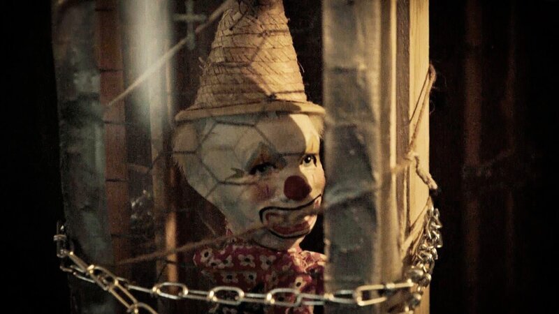 Jack suspects that the artifacts on display are cursed or used in rituals. – Bild: TLC