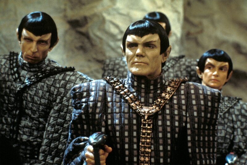 Picard hat seinen früheren Mentor Richard Galen allein auf Forschungsreise gehen lassen. Nun ist der Professor tot. Yridianer haben ihn in seinem Shuttle niedergestochen. Picard findet rätselhafte Aufzeichnungen und beschließt, die Mission seines ehemaligen Lehrers selbst weiter zu verfolgen. Doch da ist  jemand, der an den Forschungen des Gelehrten mehr als nur interessiert ist … – Bild: TM & © 2011 CBS Studios Inc.  ©SYFY Photocredit Mandatory, Editorial Use Only, NO archive, NO Resale
