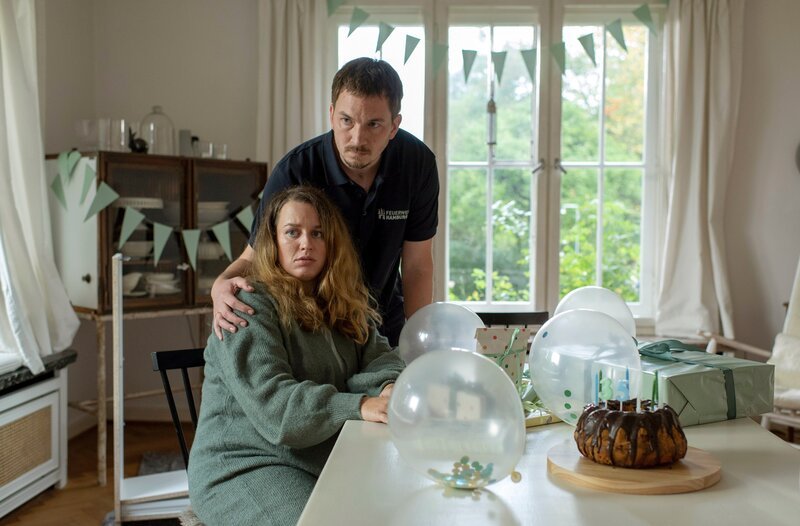 Für Fiona (Lisa-Maria Sommerfeld, v.) und Lars Herold (Johannes Kienast, h.) ist seit der Vergewaltigung nichts mehr, wie es war. – Bild: ARD /​ Thorsten Jander
