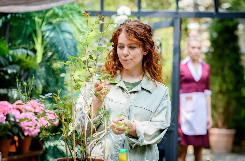 Fanny (Johanna Graen, l.) ist unzufrieden mit der Situation bezüglich Kilian und wird von Larissa (Anna Karolin Berger, r.) beobachtet. – Bild: ARD/​WDR/​Christof Arnold