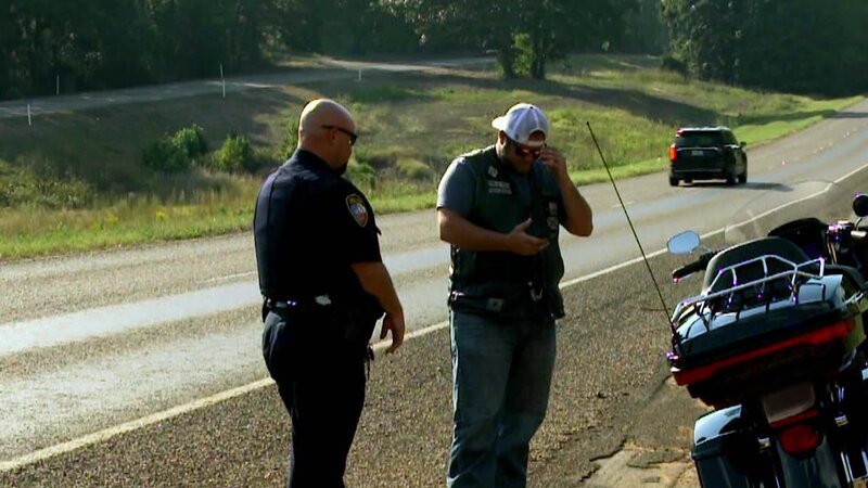 Der Polizist hielt den Motorradfahrer an. – Bild: Warner Bros. Discovery Der Polizist hielt den Motorradfahrer an. – Bild: Warner Bros. Discovery