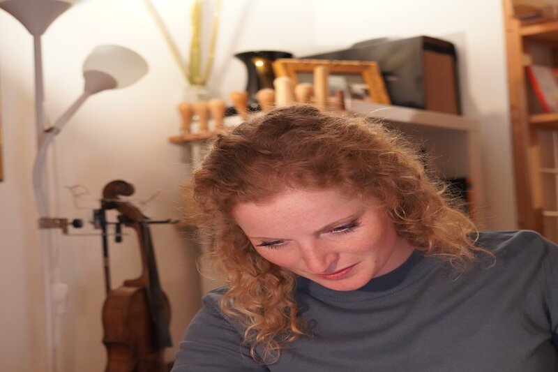 Geigenbaumeisterin Christina Holaus beim Bau einer Geige in ihrer Werkstatt in Innsbruck, Österreich am 11.04.2020. – Bild: ServusTV /​ Christina Holaus /​ TINITUS Barbara Meikl /​ Degn Film