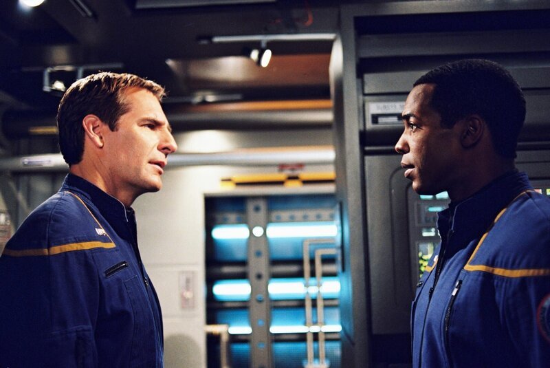 Auf der Reise durch das All trifft Captain Archer (Scott Bakula, l.) mit seiner Crew auf ein gewaltiges Schiff, das die Enterprise in einen Hangar in seinem Inneren befördert. – Bild: CBS Studios nc. /​ SYFY