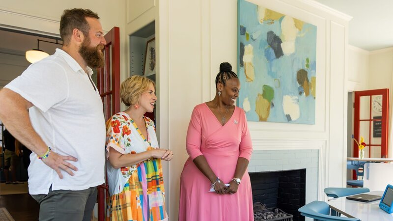 On reveal day, the Ben and Erin Napier unveil the new classroom to Amanda, as seen on Home Town, Season 8. – Bild: Warner Bros. Discovery