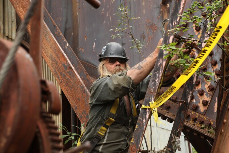 Tony Beets climbing the crows nest. – Bild: Discovery Communications, Inc.