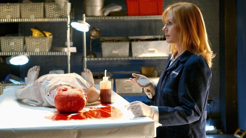 Catherine (Marg Helgenberger) präpariert den Dummy, um den Mord an einem kleinen Jungen nachzustellen. – Bild: TVNOW