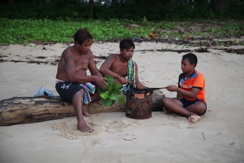 Finn (l.) mit Opa Chai (r.) und Vater Born (mitte). – Bild: rbb/​RS-Film/​J. Michael Schumacher