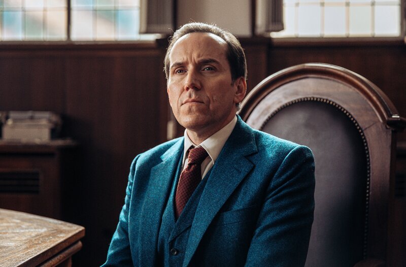 Professor Tempest sagt als Zeuge vor Gericht aus. – Bild: WDR/​Eagle Eye Drama/​Sofie Gheysens