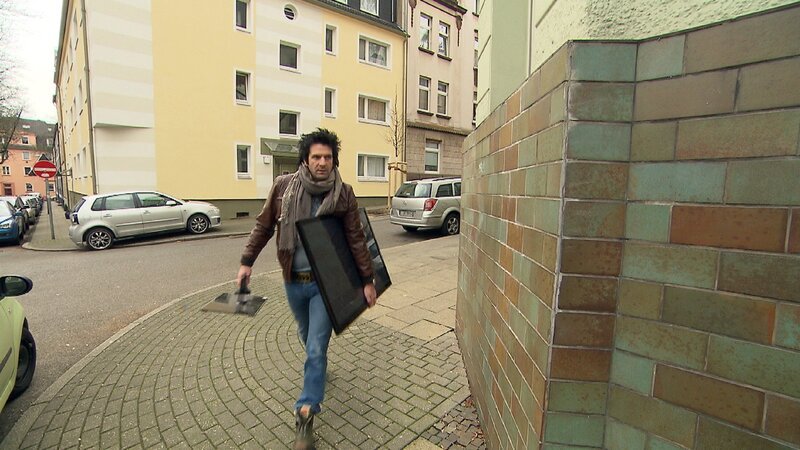 Ein Fall für Versicherungsdetektiv Patrick Hufen: Eine leere Plastikpfandflasche soll die Frontscheibe eines Flachbildschirmfernsehers zerschmettert haben. – Bild: RTL