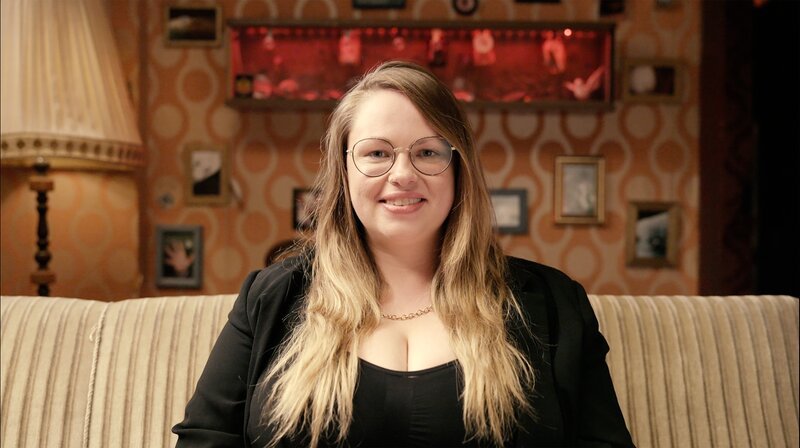 Die Paar- und Sexualtherapeutin Julia Henchen leitet mit ihrem Expertinnenwissen die Gespräche der Protagonisten und Protagonistinnen über Liebe und Beziehung. – Bild: Julia Knopp /​ ZDF