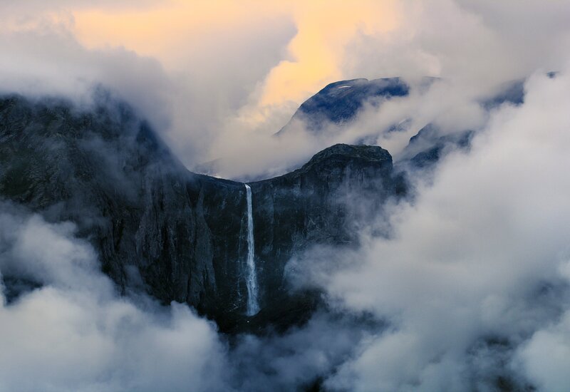 Der Mardalsfossen darf nur noch zwei Monate im Jahr fließen – für die Touristen. Während der restlichen Zeit wird sein Wasser umgeleitet und zur Stromerzeugung genutzt. – Bild: Doclights GmbH /​ NDR Naturfilm /​ Terra Mater Studios GmbH /​ Asgeir Helgestad /​ Arctic Light AS