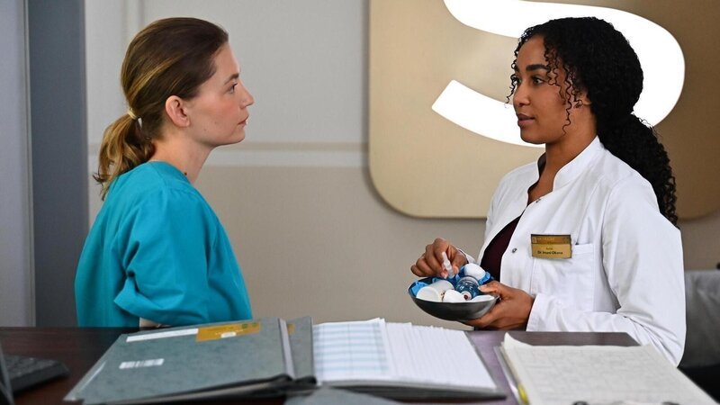 Nathalie (Amrei Haardt, l.), Imani (Féréba Koné) – Bild: RTL