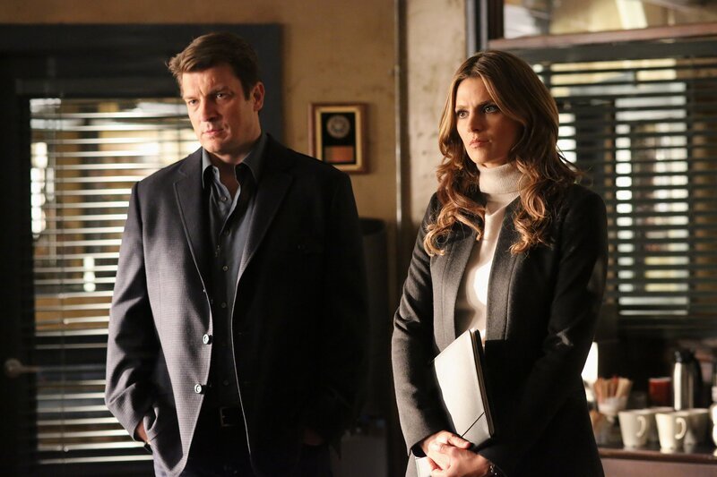 Der Mord an einer bekannten Primatenforscherin und Paartherapeutin gibt Castle (Nathan Fillion, l.) und Beckett (Stana Katic, r.) Rätsel auf … – Bild: 2013 American Broadcasting Companies, Inc. All rights reserved. Lizenzbild frei