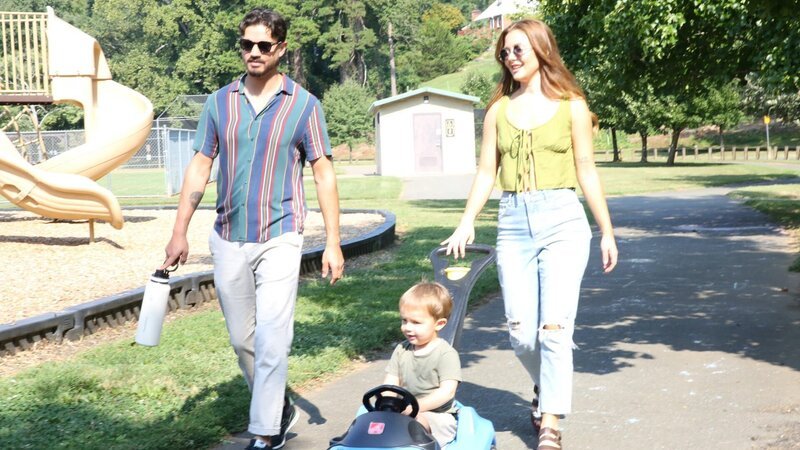 Kara Rojer, Guillermo Rojer, Nico Rojer walking at the park in Virginia – Bild: Warner Bros. Discovery, Inc. or its subsidiaries and affiliates. All rights reserved.