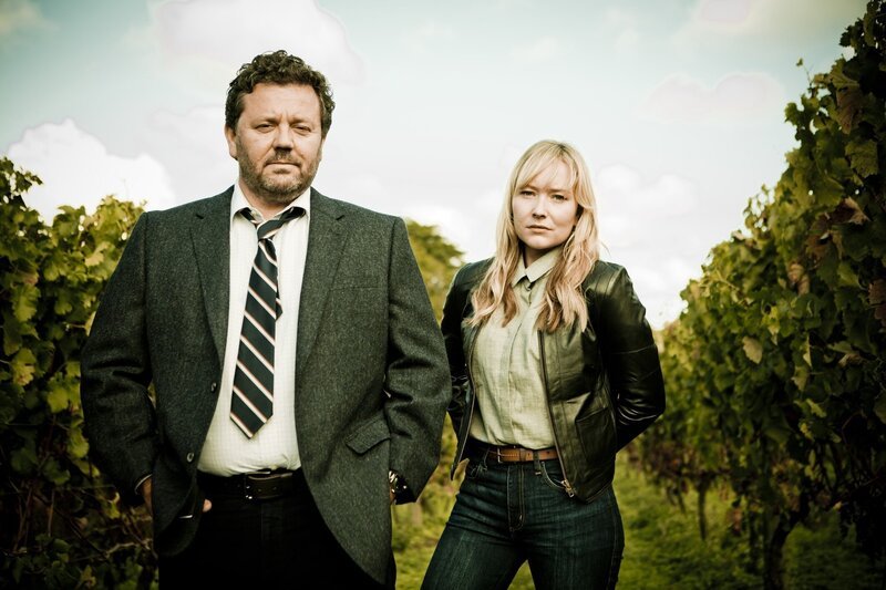 L-R: Mike Shepherd (Neill Rea) und Kristin Sims (Fern Sutherland). – Bild: PLURIMEDIA (ARD Degeto /​ SPP /​ All3 Media International)