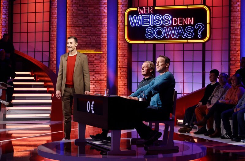 Moderator Kai Pflaume (l.) mit Rateteam-Kapitän Wotan Wilke Möhring (r.) dem ehemaligen Skirennläufer, Markus Wasmeier (M.). – Bild: ARD/​NDR/​UFA SHOW & FACTUAL/​Morris Mac Matzen