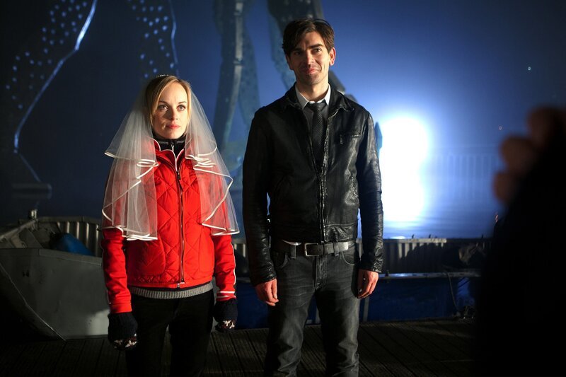 Julia Klug (Friederike Kempter, l.) in der Gewalt von Sergej Raihmann (Carsten Clemens, r.), Ellies Vater. – Bild: NDR/​ARD/​Daniela Incoronato