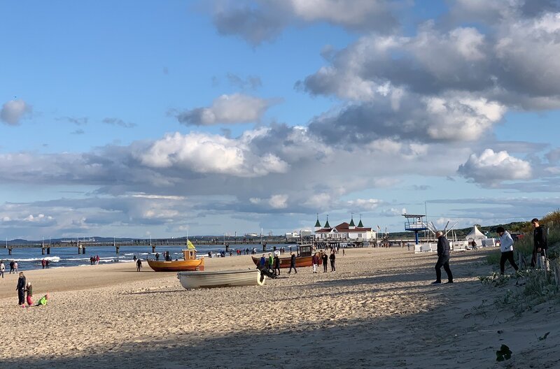 Das Seebad Ahlbeck ist eines der drei Kaiserbäder auf der Insel Usedom an der deutschen Ostseeküste. – Bild: MedienKontor/​Maja Dielhenn