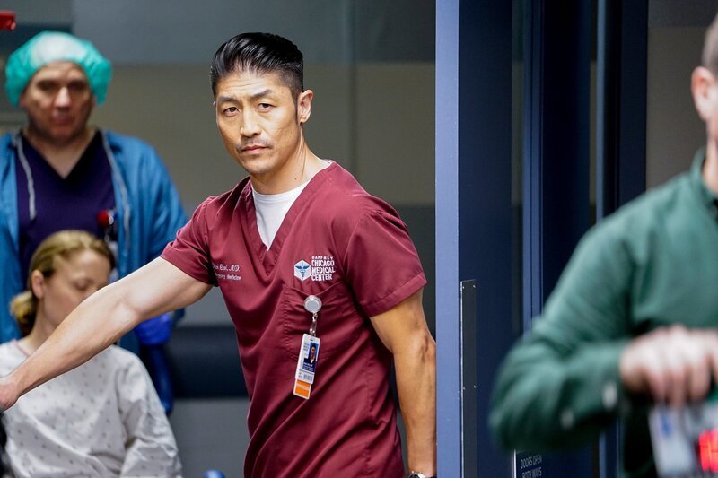 CHICAGO MED -- „I Can’t Imagine the Future“ Episode 509 -- Pictured: Brian Tee as Dr. Ethan Choi – Bild: Elizabeth Sisson/​NBC