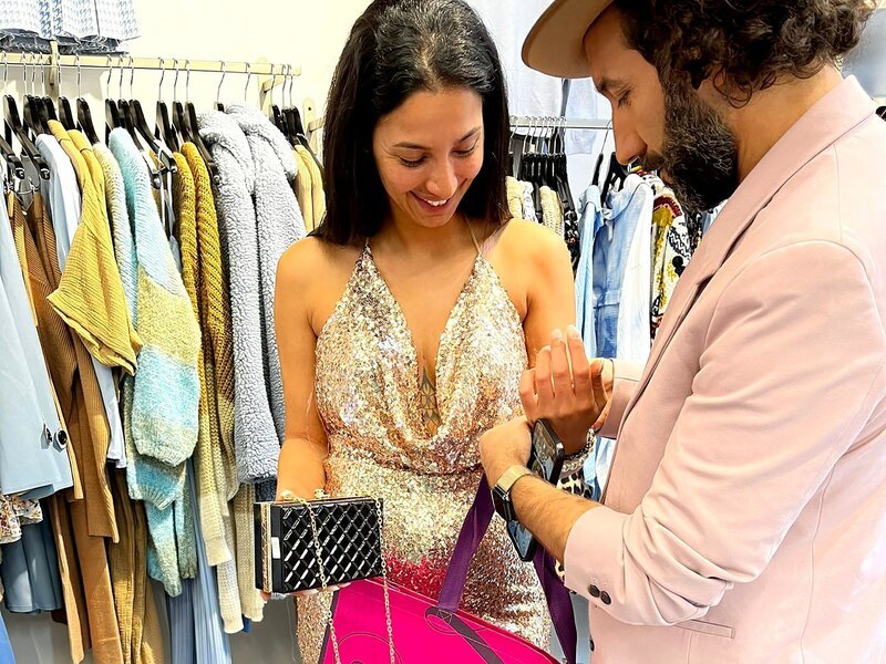 Kandidatin Selina und ihre Shoppingbegleitung Massimo Sinató. – Bild: RTL /​ Constantin Ent.