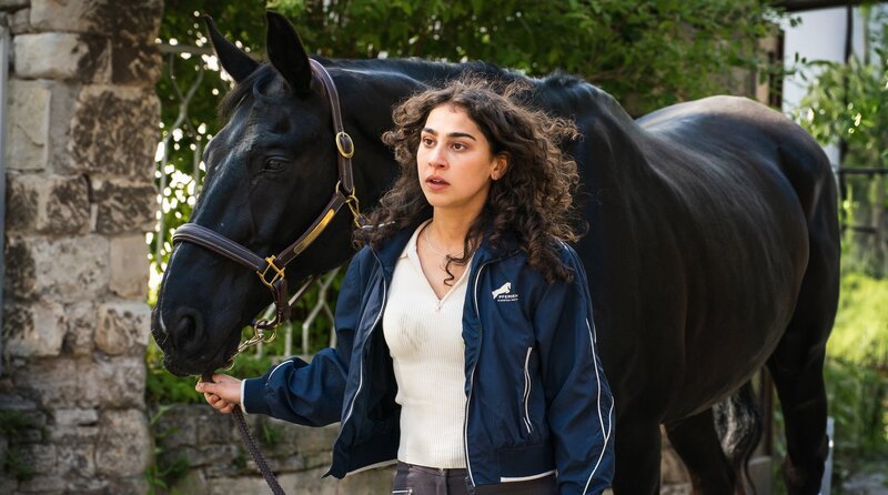 Zwei Frauen für alle Felle – Standfoto Film 3 „Pferdeliebe“ Selma (Hannah Gharib) führt das verletzten Pferd Icarus. – Bild: ARD Degeto Film/​MDR/​Thomas Dietze
