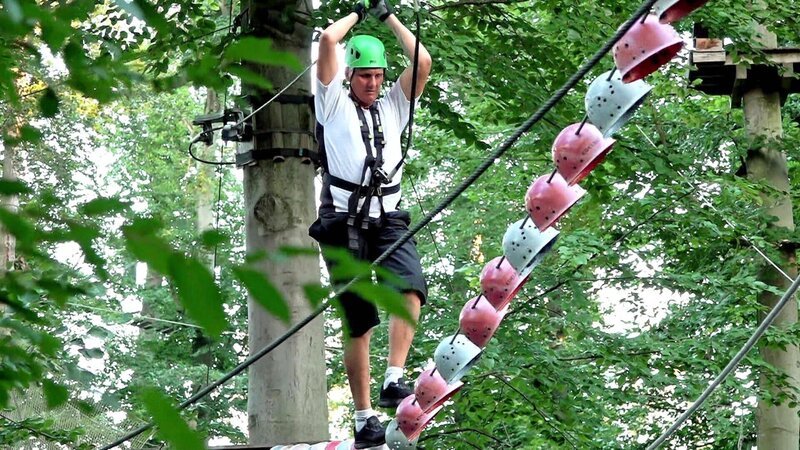 Furchtlos zeigt sich Familienvater Elvis im Kletterwald – Bild: RTL Zwei