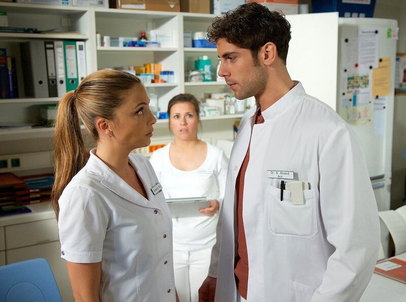 MDR Fernsehen IN ALLER FREUNDSCHAFT FOLGE 654, „Alte Verletzungen“, am Sonntag (24.08.14) um 18:05 Uhr. Schwester Julia (Sarah Tkotsch, mi.) hat Gefühle für Dr. Niklas Ahrend (Roy Peter Link, re.). Als sie erfährt, dass Niklas mal in die schöne Schwester Arzu (Arzu Bazman) verliebt war, glaubt sie nicht daran, dass er jemals Interesse an ihr haben könnte. – Bild: MDR/​Saxonia/​Wernicke