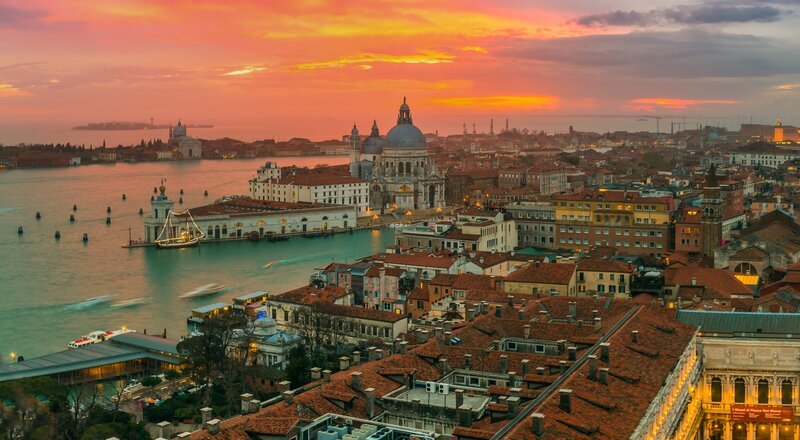 View of Basilica di Santa Maria della Salute at night under very dramatic sunset,Venice, Italy – Bild: figurniysergey.com /​ Figurniy Sergey