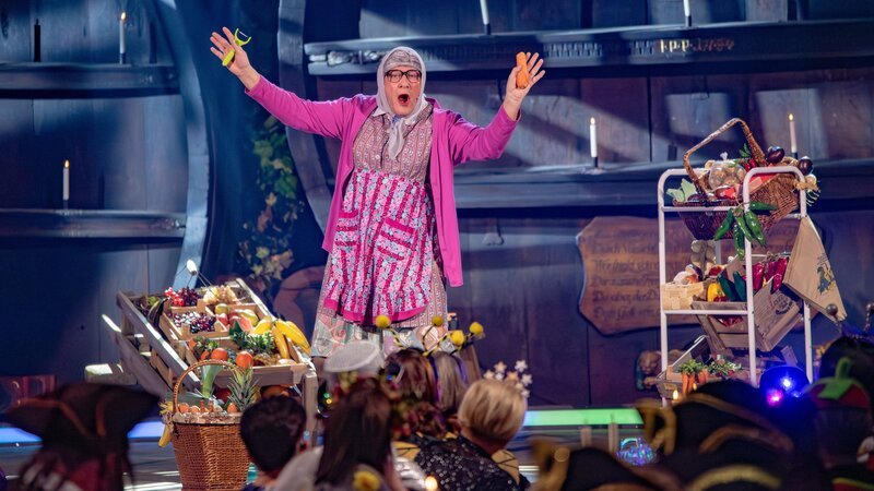 Otmar Schraud mit Obst und Gemüse im närrischen Einsatz. – Bild: Fastnacht-Verband Franken/​Susanne Speckner