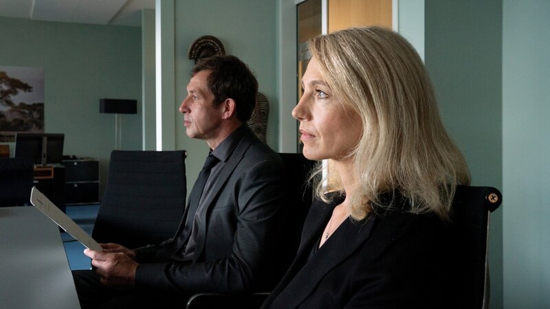 Dr. Moreau (André Szymanski), Marianne Kanther (Ursina Lardi) – Bild: ZDF/​Georges Pauly