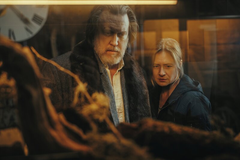 l-r: Gedeon Winter (Nicholas Ofczarek), Ellie Stocker (Julia Jentsch). – Bild: Sammy Hart /​ W&B Television /​ Sky Deutschland /​ Hendrik Heiden