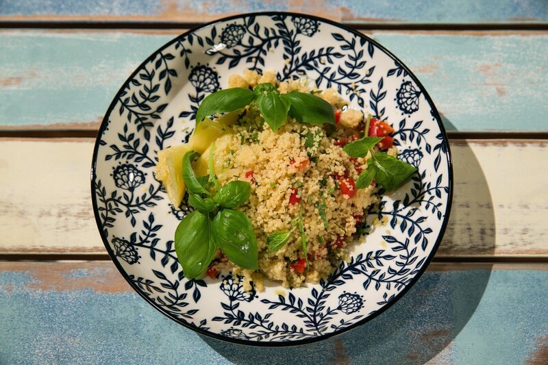 Eingelegte Zitronen mit Couscous. – Bild: ORF 1