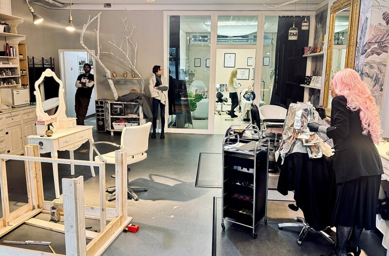 Arme, Haare, Augenbrauen – Bella (vorne rechts), Sophie (hinten rechts) und Marc (hinten rechts) decken fast alle Kundenwünsche ab – Bild: NDR/blend film GmbH Arme, Haare, Augenbrauen – Bella (vorne rechts), Sophie (hinten rechts) und Marc (hinten rechts) decken fast alle Kundenwünsche ab – Bild: NDR/blend film GmbH