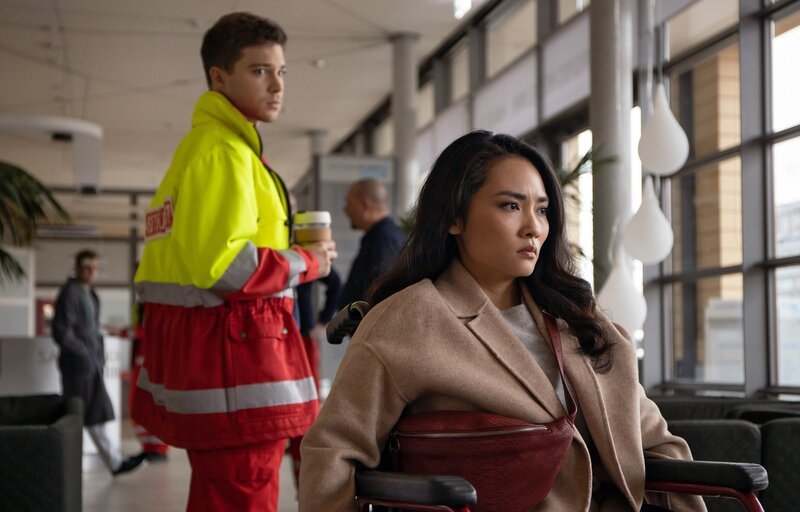 Kris Haas (Jascha Rust) versucht ein Date mit Dr. Lilly Phan (Mai Duong Kieu) zu arrangieren; Lilly hat sich das Bein gebrochen. – Bild: MDR/​Saxonia Media/​Rudolf Wernicke