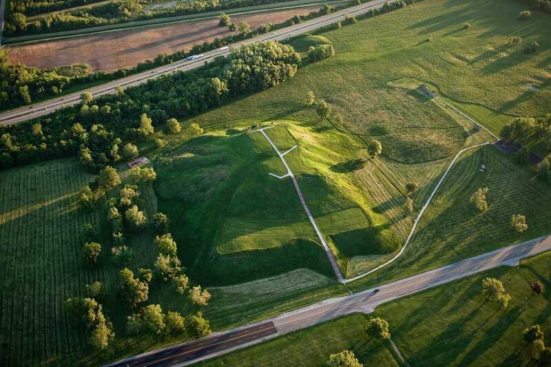 Collinsville, Illinois: Der Monks Mound ist das Herzstück der Cahokia Mounds State Historic Site. – Bild: Licensed by A&E Television Networks, LLC