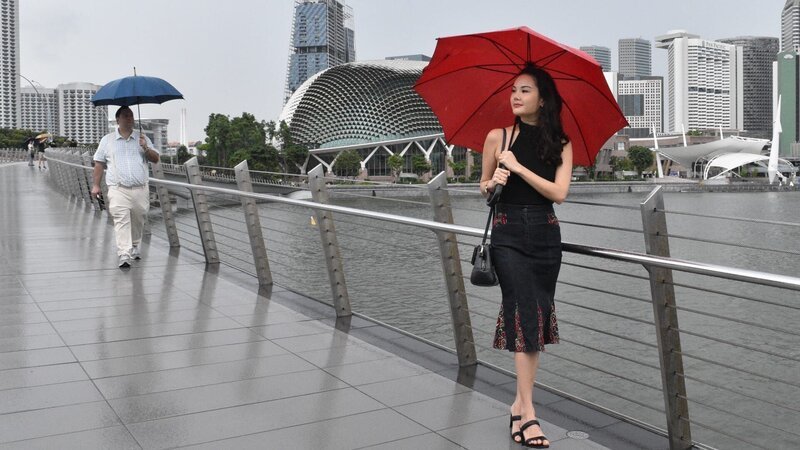 Harold Davis approaching Dolly Chua Ai Mei for their meeting. – Bild: Warner Bros. Discovery, Inc. or its subsidiaries and affiliates. All rights reserved.