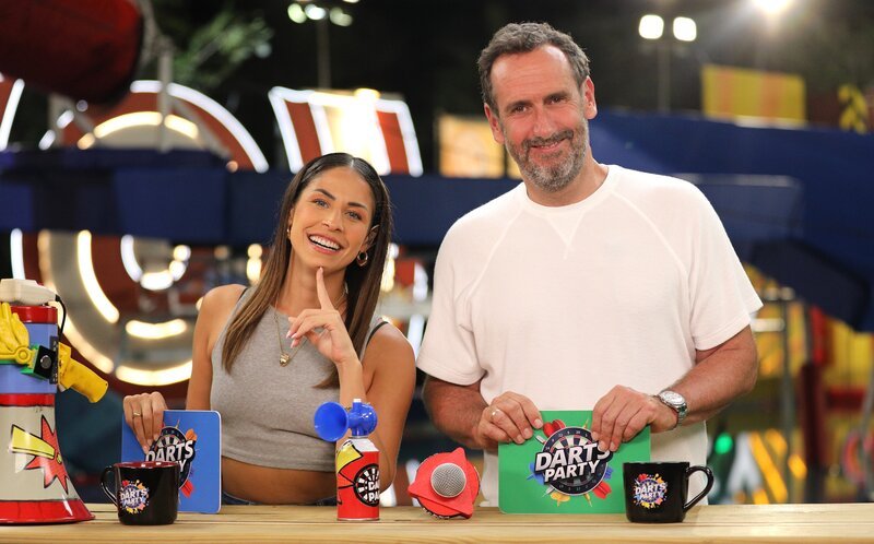 Das Moderations-Duo: Stand-up-Comedienne und Moderatorin Negah Amiri mit Darts-Experte Elmar Paulke. – Bild: ACUNMEDYA