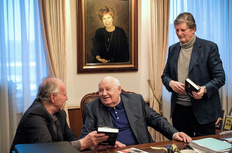 Werner Herzog, Michail Gorbatschow und André Singer (v.l.) – Bild: MDR/Springfilms Werner Herzog, Michail Gorbatschow und André Singer (v.l.) – Bild: MDR/Springfilms