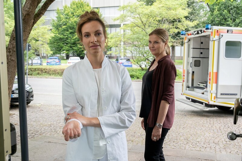 Durch den Angriff von Veronika Müller (Giulia Goldammer) wurde Lotte Helmer (Dagny Dewath, l.) verletzt, aber sie besteht darauf, sich selbst zu behandeln. – Bild: Michael Marhoffer /​ ZDF Enterprises GmbH
