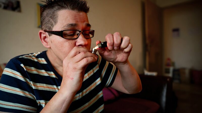 rec. Endstation Crack – Menschen zwischen Rausch und Elend Jean Pierre raucht Crack in seiner Wohnung. – Bild: SRF