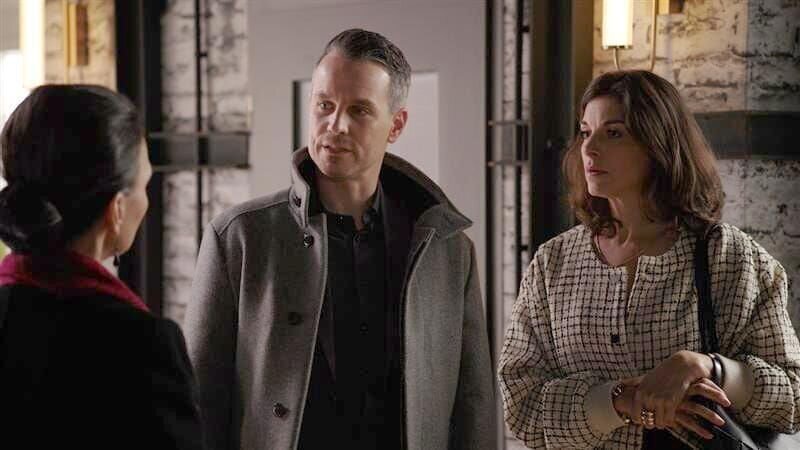 Gabriella (Bianca Hein, r.) ernüchtert Kilian (Marc Dumitru), als sie ihm gegenüber distanziert bleibt. Links Simone (Tatjana Clasing). – Bild: RTL /​ Ganz oder gar nicht