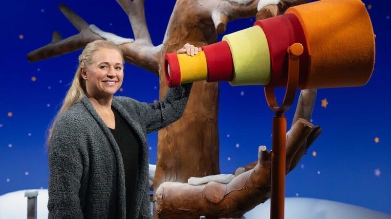 Im Baumhaus ist Bildertag! Singa schaut sich eure Bilder an und denkt sich dabei eine tolle Geschichte aus. – Bild: KiKA